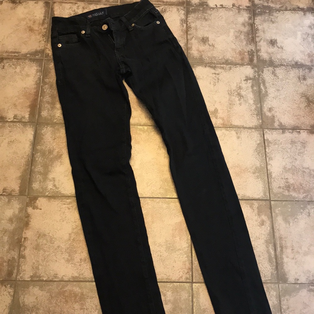 Black stretchy jeggins; skinny jeans